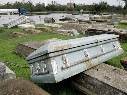 Un cementerio en Orange, Tejas, donde el huracán Ike ha hecho salir a la superficie varios ataúdes..