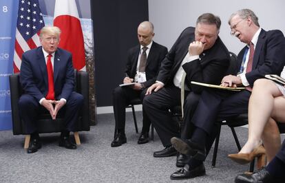 Donald Trump durante una rueda de prensa junto al Secretario de Estado Mike Pompeo y el Asesor de Seguridad Nacional John Bolton, durante una reunión con el Primer Ministro de Japón, Shinzo Abe, el viernes 30 de noviembre de 2018 en Buenos Aires.