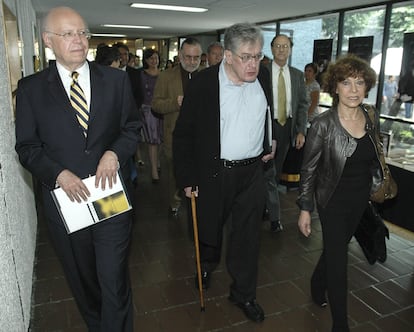 Cristina Pacheco, José Emilio Pacheco y José Narro, en la Universidad Autónoma de México, en 2009. 