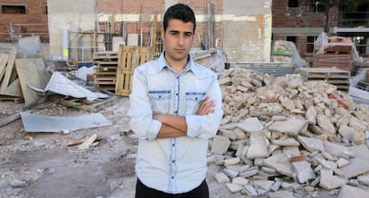 El estudiante Alejandro Palacios, ayer ante un edificio derruido tras el terremoto en Lorca.