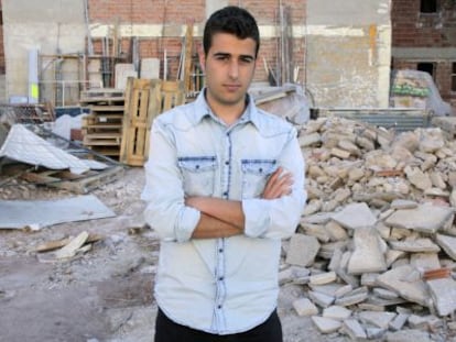 El estudiante Alejandro Palacios, ayer ante un edificio derruido tras el terremoto en Lorca.