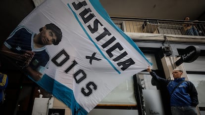 Simpatizantes de Diego Armando Maradona esperan rente a los tribunales de San Isidro en Buenos Aires, en marzo pasado.