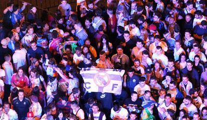 Aficionados del Real Madrid celebran el título de Liga de su equipo.