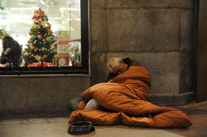 Esta imagen me golpeó como una maza. Mientras la “realidad” discurría alrededor de una de las calles más céntricas y transitadas de Madrid durante la Navidad, esa otra realidad paralela en la que vive inmerso Manuel se imponía ante mi cámara por encima de su invisibilidad. Pasé casi una hora allí, frente a Manuel. Había hablado con él en otra suite hacía unas semanas. Ahora dormía, desmadejado, y nadie lo veía. Era realmente invisible. La vida continuaba a su alrededor como si él y yo estuviésemos atrapados en una dimensión paralela y traslúcida.