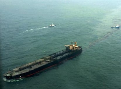 El 'Hebei Spirit', frente a la costa surcoreana con una estela de crudo detrás.