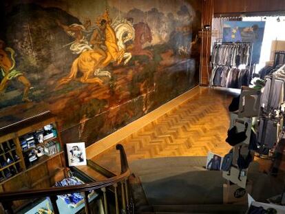Mural de Juan Bautista Segarra en una tienda del centro de Valencia.