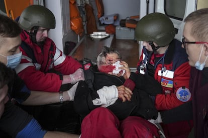Una ambulancia traslada a una mujer herida a un hospital improvisado en una maternidad en Mariupol (sureste). Las tropas de Putin han endurecido también su asedio a la ciudad costera de 446.000 habitantes, con una ubicación geoestratégica en el mar de Azov. El ejército ruso, que atacaba la localidad desde hace varios días, entró el martes en la ciudad y continúa con su ataque.