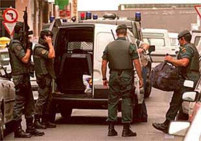 Guardias civiles, durante el registro realizado ayer en un piso del barrio donostiarra de Gros.