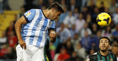 Santa Cruz hace el primer gol del Málaga.