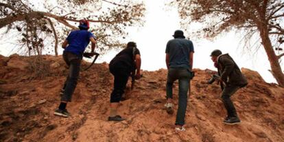 Un grupo de rebeldes toman posiciones en una trinchera situada en el frente de Misrata, el pasado 6 de junio.