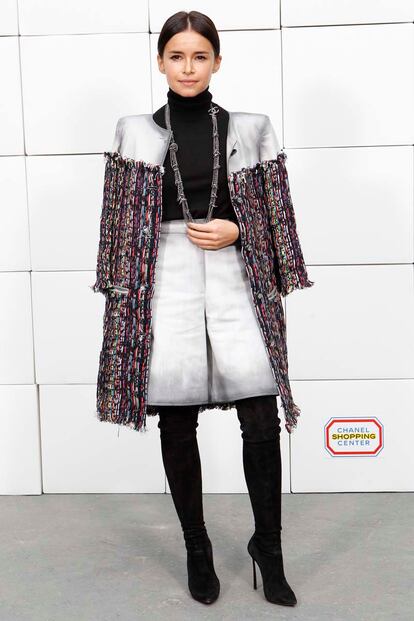 Miroslava Duma es otra de las que suele acertar con sus elecciones estilsticas. Esta semana no ha sido menos. Botas infinitas y abrigo especial fueron las prendas estrella del look con el que asisti al 'supermercado' de Chanel.