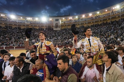 Roca Rey, a la izquierda, y Francisco de Manuel, a hombros por la Puerta Grande de Las Ventas.