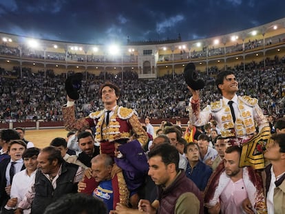 Roca Rey, a la izquierda, y Francisco de Manuel, a hombros por la Puerta Grande de Las Ventas.