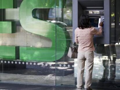 Una mujer utiliza un cajero autom&aacute;tico del Banco Espirito Santo en Lisboa.