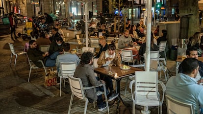 Clientes en una terraza de un bar del centro de Madrid.