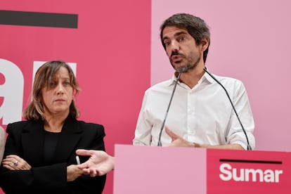 El portavoz de Sumar, Ernest Urtasun, y la secretaria de Feminismos del partido, Amanda Andrades, este sábado en la rueda de prensa sobre el 'caso Errejón'.