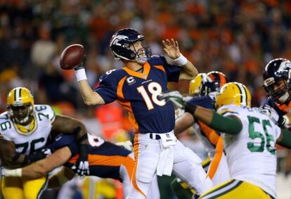 Peyton Manning prepara un lanzamiento en el primer cuarto del partido.