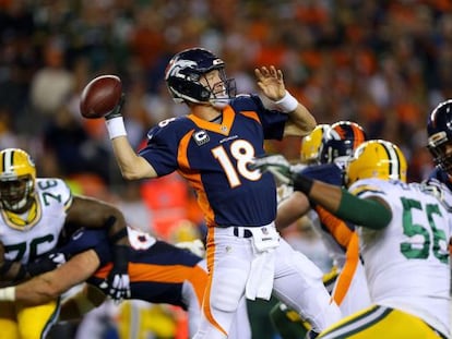 Peyton Manning prepara un lanzamiento en el primer cuarto del partido.