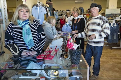 Michelle Ball (l) in her charity shop in La Xara, Alicante.