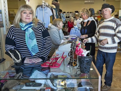 Michelle Ball (l) in her charity shop in La Xara, Alicante.