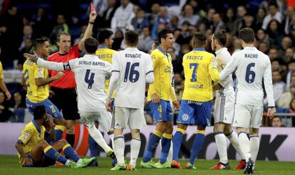 Fern&aacute;ndez Borbal&aacute;n le ense&ntilde;a la cartulina roja a Bale.