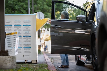 Gloria Tiscareño deposita su voto para las elecciones de medio término, en Los Ángeles.