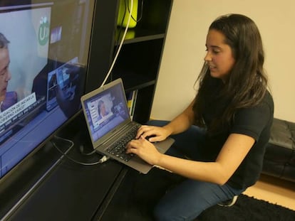 La investigadora Ana Domínguez mostrando el interface que permite a cada televidente ser su propio productor.