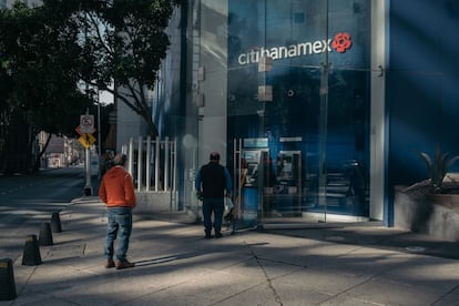 Clientes hacen fila en un cajero del banco Citibanamex en Ciudad de México, en enero de 2022.