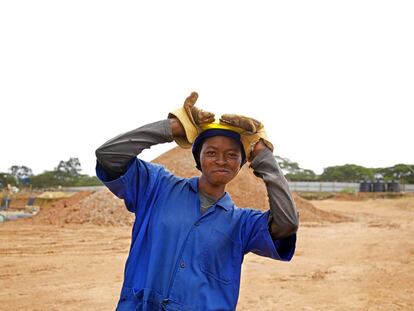 Felicity Zaina, trabaja en la construcción de la planta de abastecimiento de agua de Kigali.