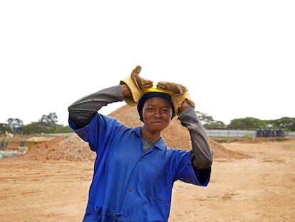 Felicity Zaina, trabaja en la construcción de la planta de abastecimiento de agua de Kigali.