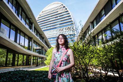 Camila Deza, analista de datos de BBVA, en la sede del banco.