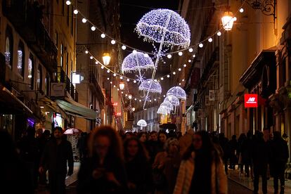 APS001. Lisbon (Portugal), 26/11/2016.- People walk around in downtown Lisbon which has been illuminated with festival lights for Christmas, Lisbon, Portugal, 26 November 2016. (Lisboa