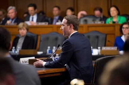 Algunas de las preguntas más difíciles vinieron de la senadora Kamala Harris, demócrata de California, cuando presionó al CEO de Facebook sobre si los ejecutivos de la red social tomaron la decisión de no informar a los usuarios sobre la filtración de datos de Cambridge Analytica cuando descubrieron en 2015 que los datos fueron vendidos por un investigador a la consultora. Zuckerberg no admitió que la compañía decidiera explícitamente retener esa información de los consumidores, pero sí dijo que la compañía había cometido un error al no informar a los usuarios.