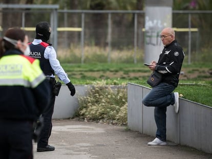 Els Mossos demanen a un home, al parc Joan Miró de Barcelona, que torni a casa pel confinament.