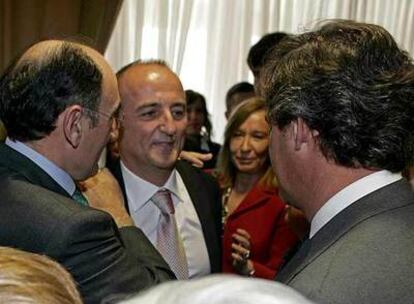 Miguel Sebastián, en el centro, con los presidentes de Endesa, José Manuel Entrecanales (derecha), e Iberdrola, Ignacio Sánchez Galán, en su toma de posesión como ministro de Industria en mayo pasado.