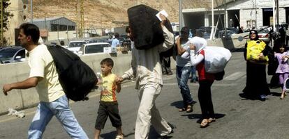 Familias sirias cruzan la frontera libanesa el jueves