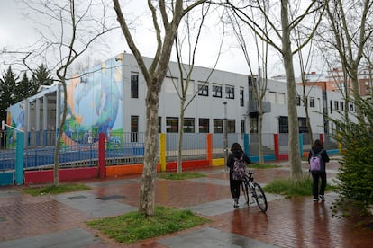 El colegio Odon de Apraiz, en Apraizó (Álava), cerrado este lunes por el coronavirus.