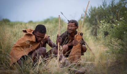 Dos indígenas de la minoría san de Botsuana, vestidos a la manera tradicional en los alrededores de la localidad Ghanzi, a las puertas del Kalahari. Diciembre de 2017.