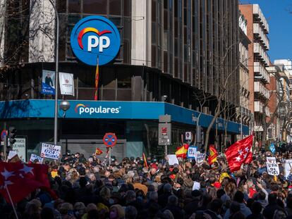 Manifestación a favor de Isabel Díaz Ayuso en la sede del PP en Madrid.