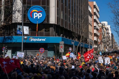 Manifestación a favor de Isabel Díaz Ayuso en la sede del PP en Madrid.