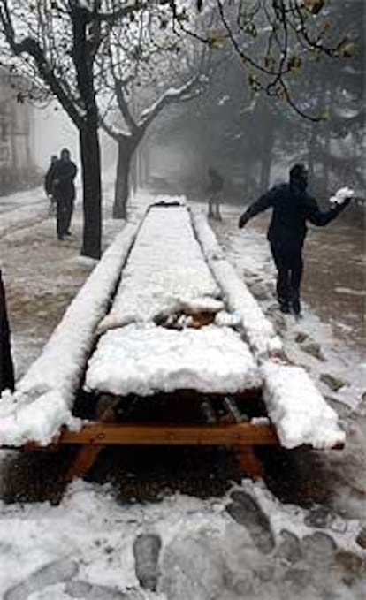 Nieve en el Santuario de la Font Roja de Alcoi, ayer.