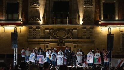 Padres de los jóvenes en el estrado colocado frente a Palacio Nacional.