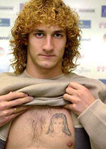 Coloccini muestra el tatuaje de su madre, fallecida.