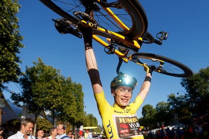 Jonas Vingegaard levanta su bicicleta tras ganar el Tour, este domingo en París.