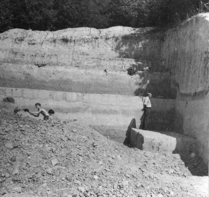 Photo of excavation at the Korolevo site, taken in 1984.