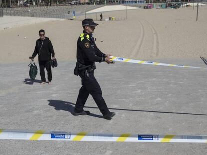 Un agent de la Guàrdia Urbana tanca l'accès a les platges el passat 15 de març.
