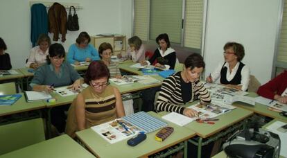 Una clase de educación de adultos en el centro específico de Torrent (Valencia).