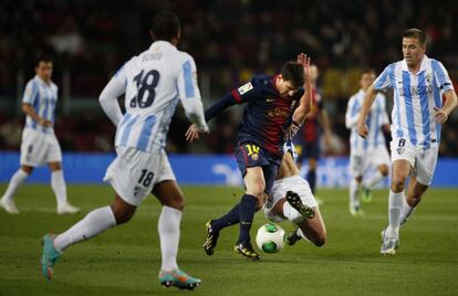 Messi rodeado de rivales.