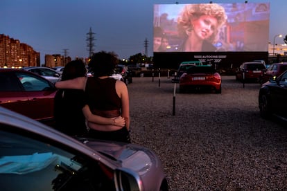 Proyección en el Autocine Madrid Race de 'Grease' al final del confinamiento en mayo de 2020.