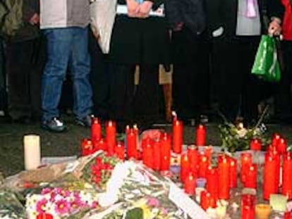 En la imagen, decenas de personas asisten a la concentración en Atocha en memoria de las víctimas.